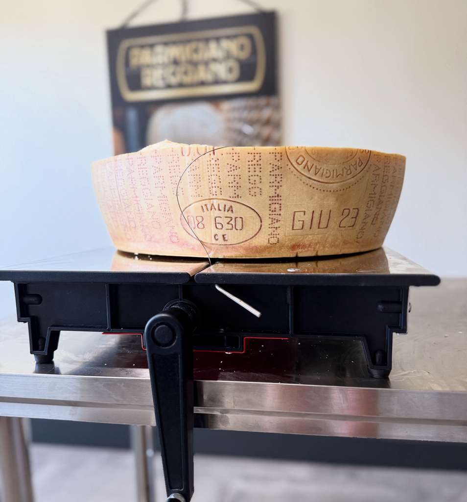 Training Video on the Marks of a Wheel of Parmigiano Reggiano